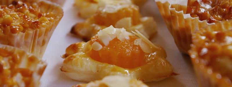 Feierliches Buffet mit Vorspeisen und Hauptgängen