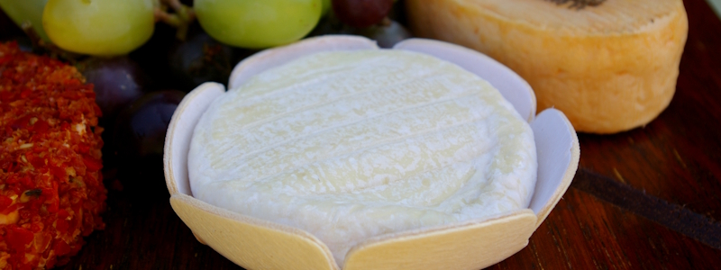 Rustikales Landhaus-Buffet mit Fleisch, Suppe und Beilagen