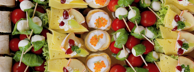 Vegetarisches Fingerfood: Verschiedene Häppchen auf Tablett