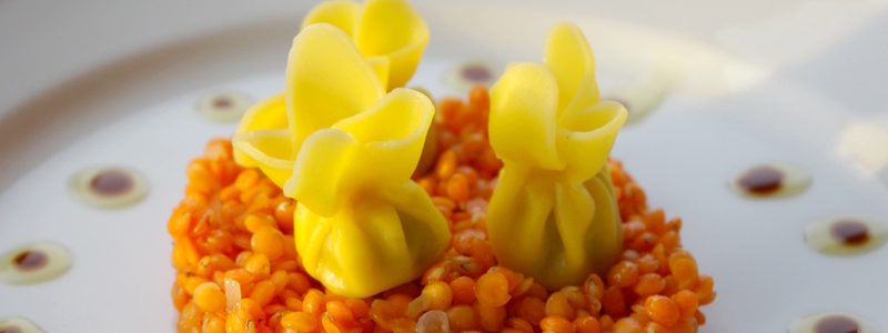 Suppen: Verschiedene Suppen auf Tablett